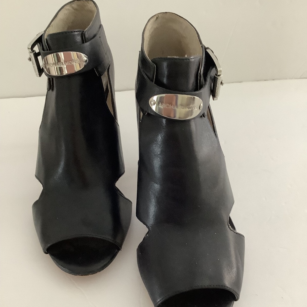 Michael Kors Geniune Leather Black shoe bootie size 8